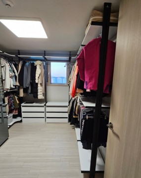 부산정리수납 실제 사례, 티가 나는 진짜 정리안녕하세요. 내맘쏙쏙정리수납입니다.살다 보면 ‘정리’라는 건 늘 숙제처럼 남습니다.분명 주말에 시간을 들여 정리했는데,며칠만 지나면 다시 어수선해지는 경험,많이들 해보셨을 겁니다.​오늘은 저희 내맘쏙쏙정리수납에서&nbsp;최근에 진행한부산정리수납 사례를 중심으로,전문가의 손길이 왜 필요한지조금 더 구체적으로 말씀드리려 합니다.정리, 누구나 하지만 누구나 어렵다정리는 누구나 할 수 있는 일이지만,누구나 잘하는 건 아닙니다.옷장을 치우고, 주방 그릇을 정리하는 건겉보기에는 간단해 보입니다.​하지만 시간이 지나면왜 이렇게 금방 어질러지는 걸까 싶죠.그 이유는 단순히 ‘치운다’에서 끝나기 때문입니다.정리에는 원칙과 흐름이 필요합니다.그게 바로 전문가가 필요한 지점입니다.​부산정리수납은 단순한 치우기가 아닙니다.집이라는 공간의 구조,사용하는 사람의 생활 패턴,그리고 물건의 특성을 고려한 체계적인 작업이죠.신혼부부의 고민, 옷방과 드레스룸이번에 의뢰를 주신 고객님은 신혼부부셨습니다.넓은 옷방과 드레스룸이 있었지만,옷이 많다 보니 늘 정리한 티가 안 난다고 하셨어요.​옷을 접어 넣어도 쉽게 무너지고,계절 옷과 외투가 섞여 있어 찾기 불편했습니다.그래서 저희는 카테고리 분류부터 시작했습니다.셔츠, 바지, 외투를 구분하고,분류한 옷의 종류를 다시색상과 길이 순으로 나누니옷이 한눈에 정리된 느낌이 났죠.드레스룸 역시 깔끔하게 바뀌었습니다.모자와 가방, 소품은 바구니에 담아종류별로 보기 쉽게 정리했습니다.​이렇게 정리하니 한눈에 들어오고&nbsp;옷을 고르는 것도 훨씬 편해지실 거에요.주방 상부장·하부장 정리의 차이주방은 정리하기 가장 까다로운 공간입니다.상부장에는 다양한 그릇이,하부장에는 냄비와 조리도구가 가득했죠.정리 전에는 그릇이 겹겹이 쌓여하나를 꺼내려면 여러 개를 들어야 했습니다.냄비 역시 크기가 섞여 있어필요할 때마다 불편했습니다.저희는 사용 빈도에 따라 위치를 나눴습니다.매일 쓰는 접시는 눈높이에,가끔 쓰는 예쁜 접시는 상단에 올려두었습니다.접시 거치대를 사용해 세워두니한눈에 보이고 꺼내기도 쉬워졌죠.​냄비와 프라이팬은 크기별로 분류했습니다.무거운 주방기구는 하단에 두고,자주 쓰는 조리도구는 앞으로 배치했습니다.정리 후 주방은 한결 넓어 보였고,고객님도 “이제 요리할 맛이 난다”며 기뻐하셨습니다.키 큰장과 펜트리룸, 숨은 공간의 힘펜트리룸은 작은 창고 같은 곳입니다.하지만 정리가 안 되면잡동사니가 쌓이는 공간이기도 하죠.​이번 현장도 마찬가지였습니다.식료품, 생활용품, 여행가방까지뒤죽박죽 섞여 있었습니다.저희는 대형 바구니와 라벨링을 활용했습니다.스낵, 음료, 생활용품을 분류하고,라벨을 붙여 누구든 쉽게 찾을 수 있도록 했습니다.특히 깊은 선반에는 큰 바구니를 사용해,물건이 안쪽에 묻히지 않도록 했습니다.키 큰장 역시 정리 포인트였습니다.상단에는 잘 쓰지 않는 물건을 두고,중간에는 밀폐용기와 반찬통,하단에는 무거운 냄비를 정리했습니다.이렇게만 바꿔도 사용성이 크게 좋아집니다.전문가 정리수납이 필요한 이유이제 저희와 함께 해온 분들은 다들 아실거에요.&nbsp;제가 정말 자주 이야기하는 하는 것이 있죠.&nbsp;​바로 정리라는 건 단순히&nbsp;물건을 치우는 게 아니라는 겁니다.&nbsp;생활 패턴에 맞춰 공간을 새롭게 디자인하는 과정이죠.전문가는 이 과정을 빠르고 체계적으로 도와줍니다.​그리고 부산정리수납 업체가 정말 많은데요.&nbsp;이렇게 많은 업체가 있지만고객님 만족도를 높이는 건 결국 디테일입니다.​저희는 단순히 정리해드리는 게 아니라,‘정리한 티가 나는 정리’를 목표로 합니다.그래서 고객님이 실제 생활에서편리함을 체감할 수 있도록 해드립니다.일상 속에서 느끼는 변화정리가 끝난 후 고객님은 말씀하셨습니다.“같은 집인데 왜 이렇게 달라 보일까요?”정리의 힘은 바로 거기에 있습니다.물건이 제자리를 찾으면,집은 넓어지고 마음은 가벼워집니다.​아침에 옷을 고를 때,주방에서 그릇을 꺼낼 때,펜트리에서 물건을 찾을 때마다정리된 공간은 편리함을 선물합니다.​이런 변화는 단순히 청소로는 얻을 수 없습니다.전문가의 노하우가 담긴부산정리수납을 통해서만 가능한 변화입니다.오늘은 부산정리수납 현장을 통해,전문가 손길이 왜 필요한지 말씀드렸습니다.정리는 단순한 치우기가 아니라,생활 방식을 바꾸는 과정입니다.​옷방, 드레스룸, 주방, 펜트리까지공간마다 다른 접근이 필요합니다.그리고 그 과정을 체계적으로 돕는 게,바로 저희 내맘쏙쏙정리수납입니다.
부산에서 정리수납을 고민하신다면혼자 스트레스 받지 마시고,저희와 함께 달라진 생활을 경험해 보세요.한 번의 정리로도 일상이 크게 달라집니다.

내맘쏙쏙정리수납과 함께지금 상담문의 신청해보세요!!010-5555-6930감사합니다.&nbsp;#부산정리수납