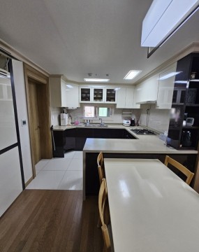 가을바람이 선선하게 불던 어느 날,&nbsp;저희 내맘쏙쏙정리수납은부산 정리정돈 의뢰를 받고금정구의 한 아파트를 방문했습니다.​문을 열자마자 느껴졌던 건,살림이 많은 집이지만 그만큼가족의 정성과 온기가 묻어나는 공간이라는 점이었어요.하지만 오랜 시간 쌓인 물건들이조금씩 생활의 흐름을 방해하고 있었죠.​이 집에는 따뜻한 부부와초등학생 아이가 함께 살고 있었습니다.세 사람 모두 깔끔한 걸 좋아했지만,정리 시스템이 제대로 잡혀 있지 않아매번 치워도 금세 어질러지는 게 고민이었어요.​그래서 저희는 단순한 ‘청소’가 아닌,가족의 생활 패턴에 맞춘금정구 정리정돈 컨설팅을 진행하기로 했습니다.부산 금정구 정리정돈 여유로 채운 일상 후기거실, 가족의 중심을 다시 세우다정리의 시작은 언제나 거실에서 출발합니다.가족이 함께 머무는 시간이 가장 많기 때문이죠.​처음엔 넓은 소파와 큰 책상이 있었지만,공간 활용이 다소 비효율적이었습니다.책상 주변엔 아이의 학용품과 서류,책장에는 여러 종류의 도서가 뒤섞여 있었어요.​우선 공간의 역할을 명확히 나누었습니다.거실을 ‘가족 서재이자 휴식 공간’으로 설정하고,불필요한 소품은 최소화했습니다.​책장은 분야별로 정리했어요.‘어른용’, ‘아이용’, ‘공용 서적’으로 분류해필요할 때 바로 손이 닿도록 구성했습니다.​책의 색상 톤을 맞춰 배열하니시각적인 안정감이 생기고,자연스럽게 인테리어 효과도 완성됐어요.이후 거실은 공부, 독서, 대화가 어우러지는따뜻한 가족의 중심 공간으로 바뀌었습니다.&nbsp;드레스룸, 계절이 바뀌어도&nbsp;흐트러지지 않게드레스룸은 부산 정리정돈 작업 중가장 많은 시간이 들어간 공간이었습니다.​계절별 옷이 뒤섞여 있었고,상하의 구분 없이 걸린 옷들이찾을 때마다 번거로움을 줬습니다.저희는 계절과 색상, 그리고 착용 빈도를 기준으로카테고리 정리를 시작했습니다.​봄·여름용, 가을·겨울용으로 나누고,색상도 톤별로 정리하여자연스럽게 이어지도록 구성했죠.옷의 길이별로도 분류하여&nbsp;하단의 여유 공간까지 확보했습니다.&nbsp;​또한 하단 서랍에는&nbsp;속옷, 양말, 홈웨어를 구분 수납하고,가방과 액세서리는 상단 선반에 보관했습니다.​서랍과 바구니에는 라벨을 붙여‘티셔츠’, ‘니트’, ‘데님’, ‘패션 소품’으로 분류했어요.​이제 더 이상 옷장에서 물건 찾느라&nbsp;스트레스받는 일이 사라지실 거예요.&nbsp;&nbsp;아이방, 스스로 정리할 수 있는&nbsp;구조 만들기아이방은 언제나 부모님이 가장 신경 쓰는 공간이죠.하지만 정리가 어렵습니다.​교구, 책, 옷, 장난감이 한데 섞이기 쉽기 때문이에요.이번 금정구 정리정돈 프로젝트에서는아이 스스로 정리할 수 있도록‘보이는 수납’을 중심으로 구성했습니다.​책장은 시리즈별로 정리하고눈높이에 맞춰 자주 읽는 책을 배치했습니다.교구장은 ‘블록’, ‘퍼즐’, ‘미술용품’으로 라벨링 해놀이 후 스스로 제자리에 두는 습관을 유도했습니다.옷장 정리는 ‘스스로 고를 수 있는 높이’가&nbsp;핵심이었습니다.상의, 하의, 잠옷, 외출복으로 구분해아이가 직접 선택할 수 있도록 구성했습니다.​또한 서랍에는 돌돌 말아 세워 넣는&nbsp;‘롤링 수납법’을 적용했습니다.아이 옷이 한눈에 보이니,아침마다 옷 고르는 시간이 훨씬 즐거워졌다고 해요.주방, 손이 닿는 곳에 질서를 세우다주방은 가족의 일상이 모이는 곳이죠.하지만 주방 수납은 항상 복잡합니다.용기, 냄비, 그릇, 조미료 등다양한 물건이 뒤섞이기 쉽습니다.​이번 부산 정리정돈에서는‘사용 빈도’와 ‘동선 효율’을 중심으로 정리했습니다.상부장의 제일 상단 선반에는&nbsp;자주 사용하지 않는 용기를 놓고,&nbsp;손이 잘 닿는 중간에는&nbsp;매일 쓰는 반찬통을 정리했습니다.​그릇들을 종류별, 크기별로 분류하니보기도 찾기도 훨씬 좋아졌어요.&nbsp;하부장엔 ‘텀블러’, ‘어린이컵’, ‘물병’을&nbsp;구분 라벨링하고가족별로 전용 칸을 만들어누구나 쉽게 제자리를 찾을 수 있도록 했습니다.주방 옆 수납장엔 간식과 건강식품을&nbsp;분리해 정리했어요.​‘비상식품’, ‘홍삼’, ‘간식류’로 나눠 라벨링 하니필요할 때 바로 꺼낼 수 있었습니다.​주방이 깔끔하게 정돈되니요리할 때 스트레스가 줄고,가족 모두가 ‘함께 쓰는 주방’으로 바뀌었습니다.공간 활용, 정리의 핵심은 ‘비우기’많은 분들이 정리정돈을 ‘넣는 일’로만 생각하지만,사실 정리의 시작은 ‘비우기’입니다.​금정구 정리정돈 현장에서도사용하지 않는 물건들이 꽤 많았어요.1년 이상 손대지 않은 물건,중복된 용기, 잊힌 가전 제품들을 하나씩 분류했습니다.필요한 물건은 ‘자주 쓰는 구역’,보조 용품은 ‘보관 구역’,그리고 나머지는 과감히 비우기로 했습니다.​비우는 과정은 처음엔 망설여지지만,정리가 끝난 뒤엔 “왜 이제야 했을까”라는&nbsp;말이 나옵니다.공간이 비워질수록 마음의 여유가 커지기 때문이죠.정리정돈이 주는 삶의 변화정리 후 고객님은 이런 말씀을 하셨어요.매일 청소해도 어질러졌는데,이제는 유지도 편할 거 같아요.&nbsp;​그 이유는 단순합니다.정리정돈은 ‘예쁘게 꾸미는 일’이 아니라‘내 삶의 흐름에 맞는 시스템’을&nbsp;만드는 일이기 때문이에요.​저희 내맘쏙쏙정리수납은공간의 구조뿐 아니라 사람의 습관까지 함께 봅니다.그래서 한 번 정리하면 쉽게 무너지지 않습니다.​부산 정리정돈은 단순한 정리 서비스가 아닙니다.그건 ‘새로운 일상의 시작’이에요.깔끔한 공간에서 하루를 시작하면생각이 정리되고, 마음이 평온해집니다.&nbsp;내맘쏙쏙정리수납이 추구하는 정리저희는 ‘생활에 맞는 질서’를 만듭니다.집은 매일 사용하는 공간이기에,불편하면 정리는 오래가지 않습니다.​그래서 모든 프로젝트에서거주자의 라이프스타일을 먼저 분석하고,맞춤형 동선과 수납법을 제안합니다.​이번 금정구 정리정돈 현장에서도아이가 스스로 옷을 정리하고,부부가 함께 주방을 관리할 수 있는지속 가능한 시스템을 구축했습니다.​이런 정리는 하루 이틀의 변화가 아니라,삶의 리듬을 바꾸는 힘이 됩니다.정리는 단순히 깔끔함을 만드는 일이 아닙니다.그건 ‘생활의 여백’을 되찾는 과정입니다.​비워내고, 정리하고,다시 나다운 공간을 만들어가는 일.그 과정에서 얻는 행복은결코 물건으로 대신할 수 없습니다.




저희 내맘쏙쏙정리수납은앞으로도 부산 전역과 금정구 지역에서더 많은 분들이 편안한 일상을 누리실 수 있도록진심을 담은 정리정돈을 이어가겠습니다.


내맘쏙쏙정리수납010-5555-6930#부산정리정돈#금정구정리정돈