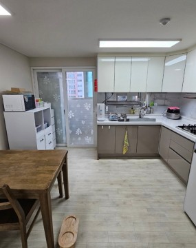 사하구 정리수납 업체 노하우와 함께 넓어진 현장 후기하루의 끝, 집으로 돌아왔을 때눈앞에 펼쳐진 깔끔한 공간이 주는 안도감,그건 단순한 ‘정리’ 이상의 의미를 가집니다.​오늘은 저희 내맘쏙쏙정리수납이 다녀온부산 사하구 정리수납 현장을 소개해 드릴게요.​이번 고객님은 부부와 자녀,&nbsp;그리고 반려견이 함께 사는따뜻한 4인 가족의 집이었어요.​하지만 늘 바쁜 일상 속에&nbsp;집안 정리는 뒷전이 되어버렸죠.주방, 거실, 드레스룸, 베란다까지어느새 물건이 많아져 복잡해진 상황이었습니다.&nbsp;주방 정리의 핵심은 ‘동선과 분류’주방은 가족이 하루 중 가장 자주 모이는 공간이에요.그래서 이번 사하구 정리수납의 첫 단계는&nbsp;주방이었습니다.조리대 위에는 각종 조미료, 양념통,자주 사용하는 조리도구들이 빼곡했죠.냉장고 옆 찬장에는 식기류와 건강보조식품이서로 뒤섞인 채로 들어있었습니다.​저희 사하구 정리수납 업체 팀은먼저 물건을 모두 꺼내 분류 작업을 진행했어요.“매일 사용하는 물건”, “가끔 사용하는 물건”,“잊고 있던 물건”으로 나누면&nbsp;정리의 방향이 보이거든요.그 다음, 사용 빈도에 따라 위치를 재배치했습니다.조리대 근처에는 자주 쓰는 양념류와 도구를,상단 수납장엔 가벼운 그릇,하단엔 무겁거나 덜 쓰는 냄비류를 정리했습니다.​그리고 눈에 잘 띄지 않는 곳엔 라벨을 붙였어요.‘국수류’, ‘양념소스’, ‘조미료’, ‘건강보조식품’ 등이렇게 구체적인 라벨링만으로도누구나 쉽게 물건을 제자리에 둘 수 있게 됩니다.​주방이 깔끔해지니 고객님께서&nbsp;오랜 숙제를 마친 느낌이라며정말 홀가분하다고 기뻐하셨답니다.&nbsp;베란다 정리, 숨은 수납공간의 재발견베란다는 대부분 보관 위주로 쓰이는 공간이에요.하지만 무작정 쌓기만 하면 금세 어지럽고 답답해지죠.​이번 사하구 정리수납 업체 작업에서는베란다를 ‘효율적인 보관 창고’로&nbsp;바꾸는 것이 목표였습니다.저희는 선반을 기준으로 용도별로 정리했어요.1단엔 자주 쓰는 생수, 주방용품, 청소도구를,2단엔 음료나 라면, 간식류를,3단엔 예비 비품과 계절가전을 두었습니다.​모든 바구니에는 라벨링을 해누가 봐도 한눈에 알아볼 수 있도록 했죠.​베란다의 통일감 있는 수납 바구니 덕분에공간이 훨씬 깔끔하고 넓어 보였어요.이 부분은 실제로 고객님도&nbsp;크게 만족하신 부분이었어요.&nbsp;드레스룸, 정리수납의&nbsp;‘정석’을 보여주다가장 많은 시간이 걸린 공간은 드레스룸이었어요.옷의 양이 많을수록 체계적인 정리가 필수인데요.​옷장을 열어보니,상의와 하의, 겉옷과 계절옷이 한데 섞여 있었습니다.그래서 저희 사하구 정리수납 업체는‘계절별 + 색상별 + 사용빈도별’&nbsp;세 가지 기준으로 정리했어요.​봄·가을용 자켓은 한쪽에,겨울 아우터는 다른 쪽에 걸고,자주 입는 옷은 문을 열었을 때&nbsp;바로 보이는 위치로 배치했습니다.하단 공간에는 바지들만 전용으로 걸고밑의 여유공간까지 활용해공간 활용도를 극대화했어요.또한, 속옷·양말 등 소품류는 서랍형 정리함을 사용해정돈된 느낌을 주었습니다.​정리 후에는 더이상 아침마다스트레스받을 일이 없을 거 같다며 좋아하셨답니다.&nbsp;건강보조식품과 화장품 수납 노하우이번 현장은 건강기능식품과 화장품이 많았어요.그래서 위생적이면서도 보기 좋은 구조로 정리했습니다.​유통기한이 짧은 제품은 앞쪽으로,장기보관용은 뒤쪽에 배치했어요.​각 항목에는 “건강보조식품 A”,&nbsp;“스킨케어”, “헤어케어” 등세부 라벨을 부착해 구분했습니다.​이런 정리법은 단순히 보기 좋을 뿐만 아니라소비 패턴까지 바꾸게 돼요.중복 구매를 막고,유통기한이 지난 제품을 방치하지 않게 되거든요.​이런 세밀한 디테일이 바로전문 사하구 정리수납 업체만이&nbsp;구현할 수 있는 부분이에요.공간이 달라지면,&nbsp;가족의 생활이 달라집니다정리가 끝난 후 집을 다시 둘러봤을 때공간이 전혀 다른 분위기로 바뀌어 있었습니다.​같은 집인데 훨씬 넓어 보이고,공기가 맑아진 듯한 느낌이었어요.​사하구 정리수납의 진짜 목적은단순히 물건을 정리하는 것이 아니라‘생활의 질’을 바꾸는 데 있습니다.​정리가 되어 있으면 하루가 단순해집니다.무엇이 어디에 있는지 명확하니불필요한 시간 낭비도 줄어듭니다.&nbsp;내맘쏙쏙정리수납이 선택받는 이유저희 내맘쏙쏙정리수납은공간을 ‘사람 중심’으로 바라봅니다.​모든 정리 과정은 고객의 생활 패턴을 먼저 이해하고그에 맞는 맞춤형 구조로 설계합니다.그래서 정리 후에도 다시 어질러지지 않아요.​또한 모든 정리도구와 수납용품은공간 크기와 가구의 컬러톤을 고려해 선택합니다.단순히 깔끔하게 보이는 것을 넘어,‘집 전체의 조화’를 만드는 것이 저희의 철학이에요.&nbsp;사하구 정리수납,&nbsp;이런 분께 추천드려요◎ 정리를 해도 금세 어질러지는 분◎ 수납공간이 부족하다고 느끼는 분◎ 이사 후 정리 구조를 새로 만들고 싶은 분◎ 가족 구성원마다 물건이 섞여 불편한 분이런 분들에게는전문 사하구 정리수납 업체의 도움이 꼭 필요합니다.저희는 단순히 치워주는 것이 아니라,‘유지 가능한 정리’를 함께 설계해 드려요.



이번 사하구 정리수납 현장은단순한 정리를 넘어 가족의 생활 패턴을&nbsp;바꾼 프로젝트였어요.​물건 하나하나에 자리를 만들어주니집 안 공기가 한층 따뜻해졌습니다.정리된 공간은 단순히 보기 좋은 것 그 이상이죠.그건 마음의 여유이자,&nbsp;하루의 리듬을 되찾는 시작이니까요.




부산 사하구 정리수납 업체를 찾고 계신다면저희 내맘쏙쏙정리수납이 함께하겠습니다.공간을 정리해 드리는 것이 아니라,당신의 하루를 정돈해 드릴게요.부산 정리수납 업체010-5555-6930#부산정리수납업체#사하구정리수납업체#사하구정리수납