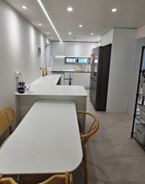 동래구 정리수납 업체 맞벌이 부부를 위한 현실 솔루션!가을이 깊어가는 요즘,하루하루 집안 일과 육아, 그리고 일까지병행하는 분들이 참 많으시죠.​이번에 저희 내맘쏙쏙정리수납에서는부산 동래구 아파트에 거주하는3인 가족의 정리수납 작업을 진행했습니다.바쁜 맞벌이 부부와 어린아이가 함께 사는 집은생활의 흔적이 빠르게 쌓이기 마련이에요.​그래서 이번 의뢰는 “생활감은 살리면서,깔끔하고 효율적인 공간으로 바꾸고 싶어요.”라는 고객님의 바람에서 시작되었습니다.&nbsp;주방부터 시작된 변화, 정리의 첫걸음동래구 정리수납 업체로서저희가 가장 먼저 손을 댄 곳은 주방이었습니다.​매일 식사를 준비하는 공간인 만큼,가장 깔끔하고 효율적으로 바꾸어야 했죠.싱크대 위에는 다양한 식기와 조리도구,그리고 자주 쓰는 주방가전들이 있었는데요.​먼저 사용 빈도에 따라 구분을 한 뒤,정리 바구니와 수납 용기를 활용했습니다.​상부장에는 가벼운 컵과 밀폐용기를,하부장에는 냄비, 팬, 그리고 무게 있는 도구들을한눈에 보기 좋게 나누어 배치했어요.&nbsp;식탁 위의 불필요한 물건들도 정리하고가족이 편히 식사할 수 있도록‘사용 중심형 구조’로 다시 구성했습니다.​이렇게 정리된 주방은 단순히 깨끗함을 넘어요리할 때마다 마음이 편해지는 공간으로 바뀌었어요.옷장 속 숨은 공간을 찾아서다음으로 진행된 공간은&nbsp;드레스룸과 붙박이장이었습니다.​의류가 많아 정리해도&nbsp;금세 어지러워지는 것이 고민이라며고객님이 가장 기대하셨던 부분이기도 했어요.​동래구 정리수납 현장에서는의류를 계절별, 색상별, 용도별로&nbsp;구분하는 것이 기본이에요.​자주 입는 옷은 시야 높이에,계절 옷은 상단 수납공간에 배치했습니다.하단의 여유 공간에는정리함과 수납 박스를 활용해양말, 액세서리, 잡화 등을 깔끔히 넣었어요.특히 옷걸이 간격을 일정하게 맞추고색상 순서대로 정리하니한눈에 보기에도 너무나 정돈된 느낌이었습니다.고객님께서 “이제 출근 준비가 훨씬 빨라졌어요.”라고 하시며 웃으시던 모습이 기억에 남아요.펜트리 수납으로&nbsp;실용성과 미관 모두 잡기주방 옆 펜트리 공간은작지만 수납 효율이 중요한 곳이었어요.​동래구 정리수납 업체로서저희는 ‘분류와 라벨링’을 기본 원칙으로 삼습니다.​유통기한이 있는 식료품,자주 사용하는 생활용품,비상용품과 대용량 리필제품을각기 다른 정리 바구니에 분류했어요.그리고 라벨을 부착해 누구나 쉽게찾고 다시 제자리에 둘 수 있도록 했습니다.​이 작은 습관이 쌓이면정리는 더 이상 번거로운 일이 아니라생활의 일부가 됩니다.​고객님께서는 이렇게 정리된 펜트리를 보시고더 이상 불필요한 소비는 안 하게 되겠다며더욱 만족해하셨어요.&nbsp;아이의 세상, 따뜻하고 안전하게이번 동래구 정리수납 작업의 또 다른 핵심 공간은아이방 정리였다고 해도 과언이 아닙니다.​장난감, 책, 교구, 옷 등하루가 다르게 늘어나는 물건들로아이방은 늘 복잡해지기 쉽습니다.저희는 아이의 시선 높이에 맞춰선반장과 서랍장을 구분했습니다.자주 쓰는 교구는 아이가 스스로 꺼내고다시 정리할 수 있도록 접근성을 높였어요.​또한 서랍장 내부에 수납 바구니를 사용해정리된 상태가 오래도록 유지되도록 했습니다.거실 한쪽에는 아이 책상과 교구장을 두어거실에서도 아이가 놀이공간을 가질 수 있도록 했어요.&nbsp;​이로써 거실은 어른과 아이가 함께 머물러도어지럽지 않은 ‘공유 공간’으로 완성되었습니다.정리 후의 공간, 달라진 일상의 순간들하루 종일 진행된 정리 작업이 끝나고집안을 다시 둘러봤을 때,공간 전체의 공기가 달라져 있었습니다.물건이 제자리를 찾자마음의 여유도 함께 생긴 듯했어요.​정리는 단순히 물건을 줄이는 일이 아니라가족의 생활 방식을 다시 세우는 일입니다.특히 맞벌이 부부처럼 시간이 부족한 분들에겐체계적인 수납 시스템이가족의 삶의 질을 바꾸는 큰 힘이 됩니다.내맘쏙쏙정리수납이&nbsp;전하는 정리의 가치저희 내맘쏙쏙정리수납은단순히 보기 좋은 인테리어 정리가 아닌,생활 중심의 정리를 추구합니다.​누구나 유지할 수 있는 시스템,가족의 생활 패턴에 맞는 구성으로정리 후에도 ‘지속 가능한 공간’을 만듭니다.​동래구 정리수납 업체로서저희는 가정, 사무실, 상가 등다양한 공간을 컨설팅하며수백 건 이상의 정리 경험을 가지고 있습니다.​공간의 구조, 가족의 습관,사용 빈도에 따라 정리 솔루션을 다르게 제안하죠.이번 동래구 정리수납 프로젝트를 통해고객님 댁은 새집처럼 깔끔해졌습니다.​정리만으로도 집이 훨씬 넓어 보이고,생활의 동선이 한결 자연스러워졌어요.정리는 시작이 어렵지만한 번 제대로 구조를 잡으면그 이후는 훨씬 쉬워집니다.

“우리 집도 한번 정리해볼까?”라는 생각이 드신다면,언제든 내맘쏙쏙정리수납을 찾아주세요.

생활 속 불편을 줄이고,매일이 편안한 공간으로 만들어드리겠습니다.내맘쏙쏙정리수납&nbsp;상담문의언제나010-5555-6930#동래구정리수납#동래구정리수납업체