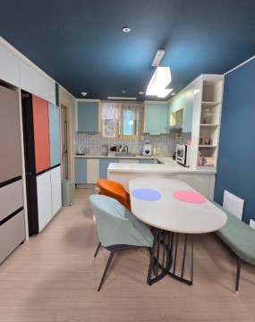 부산정리정돈 집이 예뻐지는 순간 현장 기록!아이가 태어나고 집 분위기는 달라집니다.웃음은 분명 늘어나지만정신없는 하루도 함께 시작돼요.​어제 정리한 집이오늘이면 다시 어질러집니다.분명 치워뒀는데 말이죠.​기저귀를 갈다 보면정리했던 서랍은 다시 열려 있고젖병을 씻다 보면 싱크대는 가득 찹니다.​육아가 시작되면집은 쉬는 공간이 아니라하루 종일 움직이는 공간이 됩니다.이번에 만난 고객님도그런 상황이셨어요.부산에 위치한 아파트 한 가정이었습니다.​막 아이가 태어나집이 바빠진 시기였어요.기쁨과 동시에 여유가 사라진 때였죠.​정리하고 싶다는 마음은 있는데몸이 따라주지 않는 날들.그게 가장 솔직한 현실입니다.​그 마음을저희 내맘쏙쏙정리수납에전해주셨어요.​그래서 부산정리정돈 현장으로출동하게 되었습니다.알록달록한 주방이 가진 가능성집에 들어서자기분 좋은 색감이 먼저 눈에 들어왔어요.​톤이 예쁜 싱크대가공간 전체를 밝게 만들어주고 있었습니다.​이미 충분히 예쁜 집이었어요.다만 정리가 잠시 멈춰 있었을 뿐입니다.​부산 정리정돈은무조건 비우는 것부터 하지 않습니다.먼저 공간을 읽습니다.​어디에서 가장 오래 서 있는지어디에서 가장 많이 손이 가는지생활 동선을 먼저 봅니다.주방은 육아맘에게가장 바쁜 공간입니다.하루에도 수십 번 움직이는 곳이죠.​상부장부터차근차근 문을 열어봤어요.​사용 빈도를 체크하고손이 닿는 위치를 기준으로배치를 다시 고민했습니다.자주 쓰는 그릇은허리와 눈높이 선반으로 옮겼어요.​가끔 쓰는 그릇은위쪽으로 정리해동선을 단순하게 만들었습니다.​겹쳐 있던 물건들은모두 꺼내 분류했습니다.한 번 꺼내는 게 가장 중요해요.​정리는 비우는 것에서 시작됩니다.안 쓰는 물건을 정리하니공간이 자연스럽게 생겼어요.​주방의 숨통이천천히 트이는 순간이었습니다.냉장고 정리는 생활을 바꿉니다다음은 냉장고 정리였습니다.​육아맘 집 냉장고는늘 가득 차 있습니다.시간이 없어서 더 그렇죠.​특히 냉동실은정리 효과가 가장 확실한 공간이에요.​무엇이 어디 있는지보이지 않으면같은 걸 또 사게 됩니다.​부산정리정돈 작업답게냉동식품은 전부 꺼냈습니다.그리고 다시 시작했어요.고기류반찬류간편식으로 나눴습니다.​정리 바스켓을 사용해종류별로 담아주었어요.​라벨링을 통해누구나 한눈에 알 수 있게 했습니다.​문을 열면고민 없이 바로 꺼낼 수 있도록요.​냉장고가 정리되면요리 시간이 줄어듭니다.​육아 중에는이 작은 차이가하루를 바꿉니다.팬트리 창고, 숨은 공간을 살리다집 안에는팬트리 공간도 있었습니다.​처음엔 편리하지만정리가 안 되면금세 창고가 되는 곳이죠.​그래서 부산 정리정돈에서는팬트리를 아주 중요하게 봅니다.​선반마다같은 크기의 바구니를 배치했어요.​시각적으로 정돈되면사용도 훨씬 편해집니다.생활용품식자재소모품을 나눴습니다.​라벨을 붙여가족 누구라도쉽게 찾을 수 있게 했어요.​정리는 혼자만 편한 게 아니라함께 사는 모두를 위한 배려입니다.​팬트리가 정리되니집 전체 분위기가 달라졌어요.​숨겨진 공간 하나가집의 중심을 잡아줍니다.드레스룸 정리는 생활 리듬을 바꿉니다마지막은넓은 드레스룸 정리였습니다.​아이를 키우다 보면엄마 옷은 늘 뒤로 밀립니다.​그래서 더 정리가 필요합니다.아침 시간을 아껴주거든요.​부산 정리정돈 원칙에 따라부부 옷을 먼저 분리했습니다.​사용자가 다르면정리 기준도 달라야 합니다.계절별용도별컬러별로 나눴어요.​자주 입는 옷은눈높이에 배치했습니다.​한눈에 들어오도록 정리하니옷 고르는 시간이 확 줄었습니다.​정리된 드레스룸은하루의 시작을 부드럽게 만듭니다.​아이와 함께하는 아침이조금 더 여유로워집니다.정리 후 달라진 하루의 풍경정리가 끝난 후고객님이 가장 먼저 하신 말이 있어요.​“집이 조용해진 느낌이에요.”​물건은 그대로인데정리만 달라졌을 뿐인데요.​부산 정리정돈의 힘은이런 변화에서 느껴집니다.​아침에 옷 찾는 시간이 줄고요리할 때 동선이 짧아지고​아이와 눈을 맞출여유가 생깁니다.​정리는 시간을 만드는 일입니다.엄마를 위한 공간도 중요합니다육아맘의 하루는아이 중심으로 흘러갑니다.​그래서 더더욱엄마를 위한 공간이 필요합니다.​정리된 드레스룸깔끔한 주방정돈된 팬트리.​이 모든 공간은엄마의 숨 쉴 틈이 됩니다.​부산정리정돈을 통해집이 다시 나를 위한 공간이 됩니다.정리는 한 번이 아니라 과정입니다&nbsp;정리는 끝이 아닙니다.생활에 맞게 계속 바뀌어야 합니다.​아이가 크면정리 기준도 또 달라집니다.​그래서 저희는지금 이 시기의 생활에맞춘 정리를 해드립니다.​부산 정리정돈은지금의 당신을 돕는 정리입니다.&nbsp;완벽한 집이 아니라 나에게 맞는 집,&nbsp;그리고 유지할 수 있는 정리.​그게 가장 오래가는 정리입니다.다시 일상이 가벼워지도록정리된 집은사람을 바꾸지 않습니다.​다만조금 덜 힘들게 해줍니다.​아이와 웃는 시간이 늘고나 자신을 돌볼 여유가 생깁니다.
부산 정리정돈이 필요할 때내맘쏙쏙정리수납은항상 같은 마음으로 찾아갑니다.​육아로 바쁜 하루 속에서도집이 짐이 되지 않도록.​당신의 일상이조금 더 가벼워지도록함께 정리하겠습니다.



부산정리정돈 문의010-5555-6930#부산정리정돈