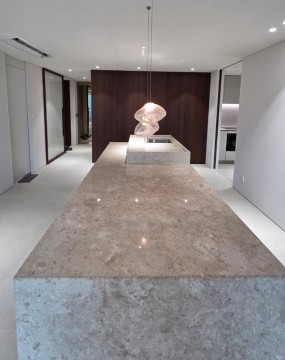 창원정리정돈 여기 사람사는 집 맞아요?!집은 살면서 자연스럽게 채워집니다.물건이 늘어나는 건 잘못이 아니고정리가 어려워지는 것도 당연한 일입니다.​이번 창원정리정돈 현장도정리가 안 된 집이 아니라정리가 더 필요해진 집이었습니다.​저희 내맘쏙쏙정리수납은그 필요를 가장 현실적인 방법으로 풀어드립니다.&nbsp;신혼의 설렘과 현실이 함께 있는 공간이번에 방문한 곳은창원에 위치한 넓은 평수의 아파트였습니다.모던한 톤의 인테리어와여백이 많은 구조가 인상적인 집이었어요.신혼부부가 새롭게 이사를 오며집 전체의 정리정돈을 원하셨습니다.이삿짐 정리와 생활 정리는 다릅니다이삿짐센터를 통해기본적인 수납은 되어 있었지만고객님은 불편함을 느끼고 계셨습니다.​물건은 들어가 있는데 찾기 어렵고열어볼수록 복잡해 보이는 수납 구조 때문에생활이 오히려 더 불편해졌다고 하셨습니다.이럴 때 필요한 것이 바로창원정리정돈 전문가의 손길입니다.그래서 창원정리정돈 전문가를 찾게 되셨습니다.정리는 기술이 아니라&nbsp;생활의 이해입니다저희 내맘쏙쏙정리수납은단순히 물건을 줄 맞춰 넣지 않습니다.​이 집에서 어떻게 생활하는지누가 어떤 동선으로 움직이는지를 먼저 파악합니다.그래야 진짜 편한 정리가 완성되기 때문입니다.모던 주방, 진짜 주방답게 바꾸는 과정가장 먼저 작업한 공간은 주방이었습니다.아일랜드 식탁이 중심이 되는 구조였지만상부장과 하부장 안은그릇과 조리도구가 섞여 있었습니다.사용 빈도와 무게, 크기를 기준으로하나하나 자리를 재배치했습니다.그릇 하나에도 기준이 필요합니다자주 사용하는 그릇과손님용 그릇, 거의 쓰지 않는 그릇을명확하게 나누었습니다.​매일 사용하는 식기류는손을 뻗었을 때 가장 편한 위치로 옮기고무게가 있는 그릇은하부장에 안정적으로 배치했습니다.정리 후 주방이 달라지는 순간그릇 높이를 맞추고겹치지 않게 정리하니상부장을 열었을 때시야가 훨씬 편안해졌습니다.​창원정리정돈 작업 후주방은 요리를 하는 공간이 아니라머물고 싶은 공간으로 변했습니다.정리가 끝난 주방 상부장과 하부장은마치 쇼룸처럼 정갈한 모습으로 변했습니다.그릇 높이가 맞춰지고라인이 정리되니 공간이 훨씬 넓어 보였습니다.창원정리정돈 작업 후고객님께서 가장 먼저 사진을 찍으신 공간이었습니다.팬트리 수납은 분류가 전부입니다다음은 주방 옆 팬트리 공간이었습니다.식자재, 건강식품, 생활용품이한 공간에 섞여 있던 상태였습니다.모두 꺼내어 유통기한을 확인하고카테고리별로 다시 나누었습니다.라벨링이 주는 생활의 편리함정리 바스켓을 활용해종류별로 수납한 뒤라벨링을 진행했습니다.​라벨링을 통해누가 보아도 바로 알 수 있도록 정돈하니사용할 때마다 스트레스가 줄어드는 공간이 되었습니다.​창원정리정돈의 핵심은한 번 정리하고 끝이 아니라유지가 되는 구조를 만드는 것입니다.드레스룸은 사람 기준으로 정리합니다드레스룸 정리는가장 많은 시간이 필요한 공간입니다.​먼저 부부의 옷을 분리하고각자의 생활 패턴을 확인했습니다.출근복, 외출복, 홈웨어를 나누어동선에 맞게 배치했습니다.옷의 길이와 색감까지 고려한 배치롱코트와 숏패딩, 니트류를 구분해행거에 재배치했습니다.​또한 옷의 길이와 계절, 색감을 기준으로정리 방향을 잡았습니다.톤이 비슷한 옷끼리 정리하니시각적으로도 훨씬 정돈된 느낌이 들었습니다.​이렇게 창원정리정돈 전문가와 함께고급스러운 분위기의 드레스룸이 완성되었습니다.조명 아래 가지런히 정리된 옷장을 보며고객님께서 “호텔 같아요”라고 말씀해주셨습니다.창원정리정돈이 단순히 깔끔함이 아닌공간의 분위기까지 바꾸는 이유입니다.​수납 박스 하나에도 이유가 있습니다하단 수납 공간에는계절 용품과 가방, 소품을 정리했습니다.사용 빈도에 따라앞뒤 위치를 나누고꺼내기 쉬운 구조로 맞췄습니다.신발장은 집의 첫인상입니다현관은 집의 얼굴입니다.현관 신발장은집에 들어오자마자 보이는 공간입니다.자주 신는 신발과보관용 신발을 분리해 정리했습니다.바구니를 활용해소품과 용품을 깔끔하게 담았습니다.정리가 끝난 집의 공기모든 공간의 정리가 끝난 뒤집 안의 공기가 달라졌습니다.복잡함이 사라지니공간이 더 넓어 보이고머무는 시간이 편안해졌습니다.​“여기 사람 사는 집 맞아요?”라는 말정리 후 집을 둘러보시던 고객님께서웃으며 말씀하셨습니다.“지인들이 오면여기 사람 사는 집 맞냐고 할 것 같아요.”그 말이 저희에게는가장 큰 칭찬입니다.창원정리정돈, 그 이상의 가치정리는 단순한 수납이 아닙니다.생활을 이해하고공간을 다시 설계하는 일입니다.창원정리정돈이 필요할 때내맘쏙쏙정리수납이당신의 일상을 정리해드리겠습니다.
정리는 미루면 미룰수록생활이 더 복잡해집니다.집이 정리되면마음도 함께 정리됩니다.

저희는 보여주기 위한 정리가 아닌오래 유지되는 정리를 합니다.창원정리정돈이 필요하신 날여러분의 집에편안함과 여유를 선물해드리겠습니다.창원정리정돈&nbsp;내맘쏙쏙정리수납 문의010-5555-6930#창원정리정돈